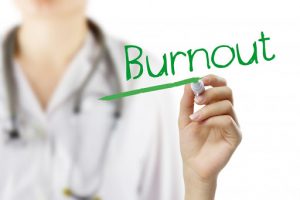 burn-out, sindrome da Stato patologico (dall’ingl. «bruciare completamente») che si verifica in individui che svolgono professioni di aiuto. Ne sono interessati medici, poliziotti, infermieri, psicologi, ecc. Il b. compare in figure professionali che devono sostenere in modo adeguato il proprio stress psicoemotivo e quello della persona assistita. Se la fase di logoramento psicologico non è gestita o non risulta controllata, si osserva una progressione del danno psichico e fisico che può evolvere fino al suicidio. (~Enciclopedia Medica TReccani)